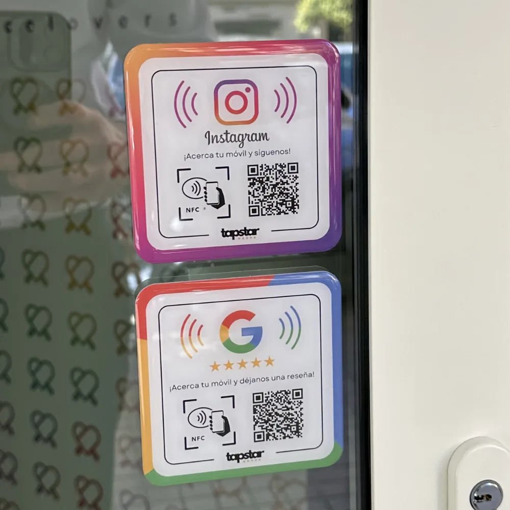 Placas StarTrust instaladas en la entrada de un negocio
