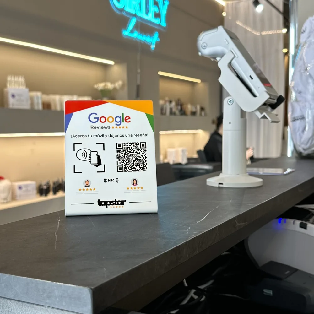Placa StarTrust en el mostrador de una peluquería
